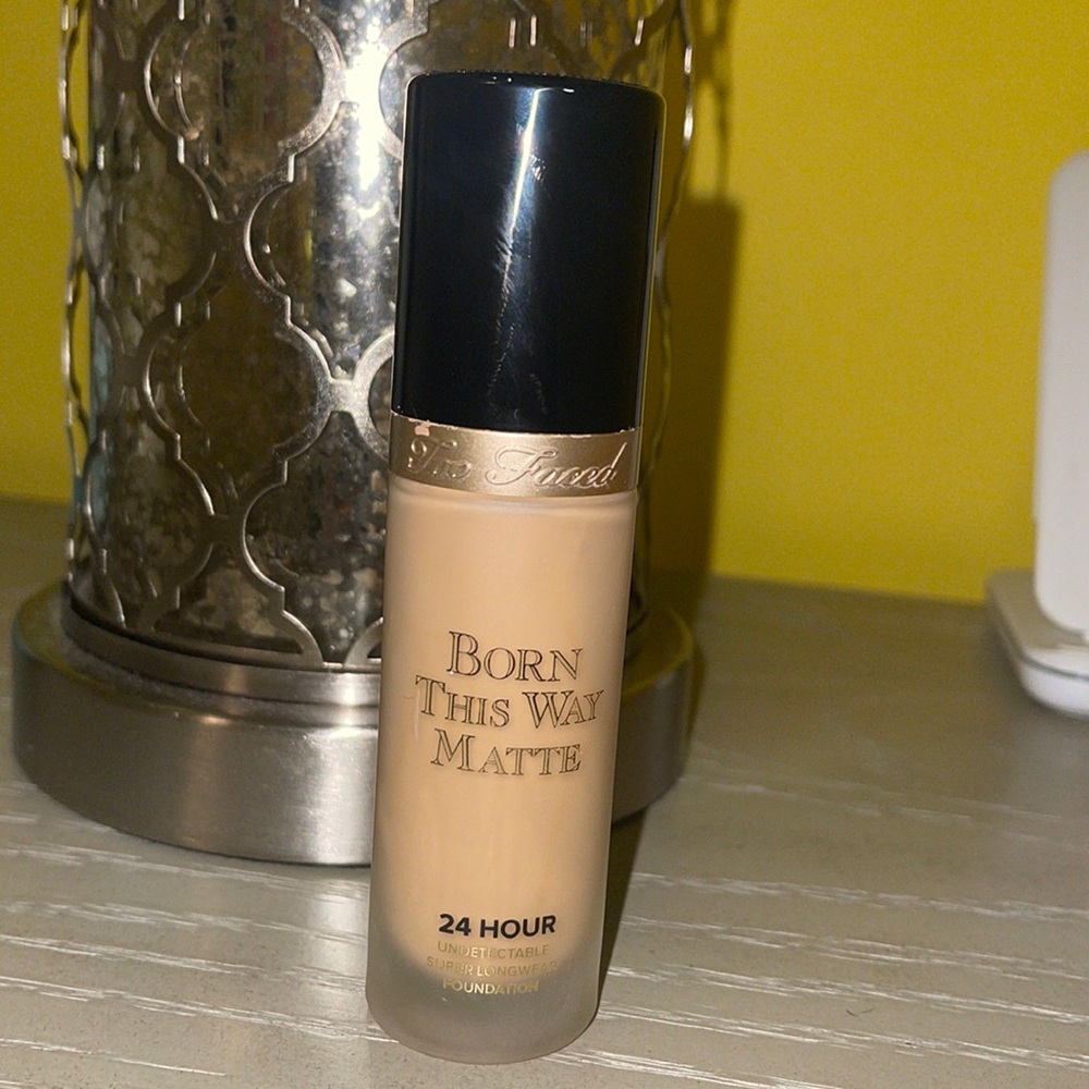 Too faced..Born this way matte foundation.. color Porcelain